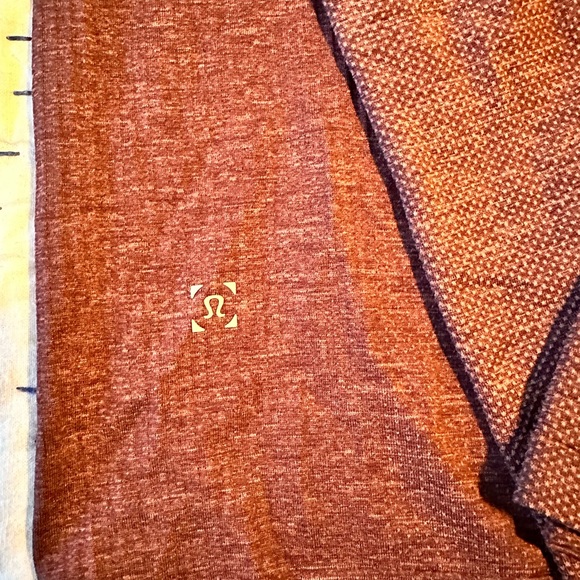 Men’s Large Lululemon Maroon Metal Tech Midweight Half Zip. - Picture 3 of 5